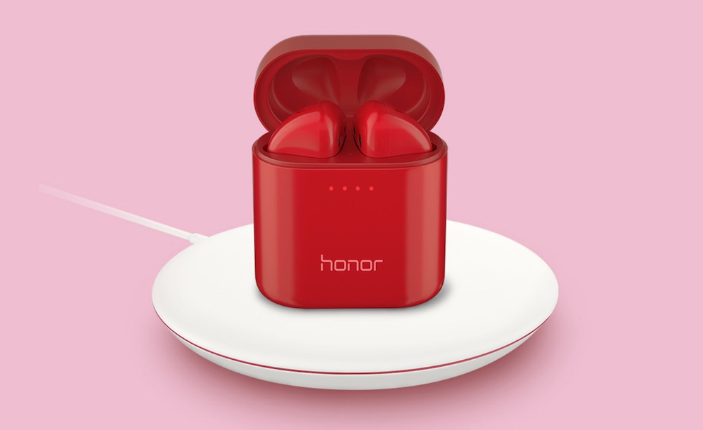 荣耀的 FlyPods 无线耳机基本就是苹果 AirPods 的克隆版本