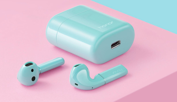 荣耀的 FlyPods 无线耳机基本就是苹果 AirPods 的克隆版本